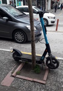 Atatürk Caddesi’nde belediye ile ışıklı kavşak arasında her iki kaldırımda