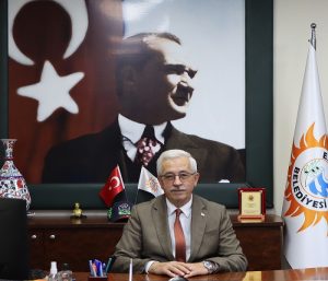 Erdek Belediye Başkanı Burhan Karışık’ın Erdek’de meydan civarında, Belediye önünde