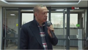 Cumhurbaşkanı Erdoğan, Bandırma’da depremzedelerle beraber yemek yedi