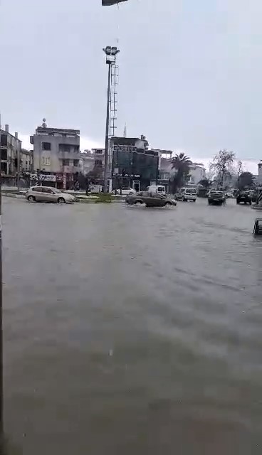 Balıkesir’de sağanak yağış su baskınlarına neden oldu