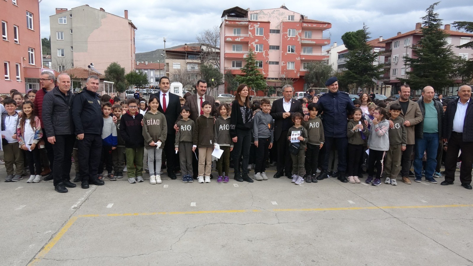 Bigadiç Belediyesi 15 bin fidan öğrencilerle buluşturdu