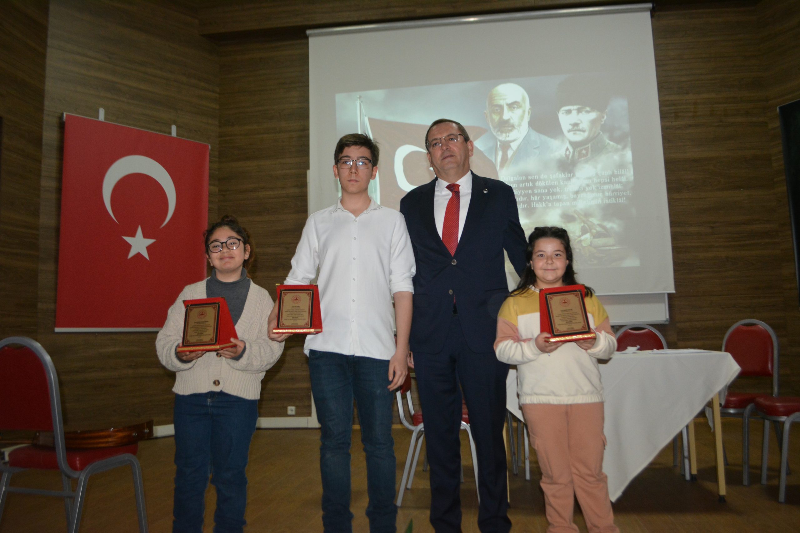 Ayvalık’ta İstiklal Marşı’nın kabulünün 102. yıldönümü kutlandı