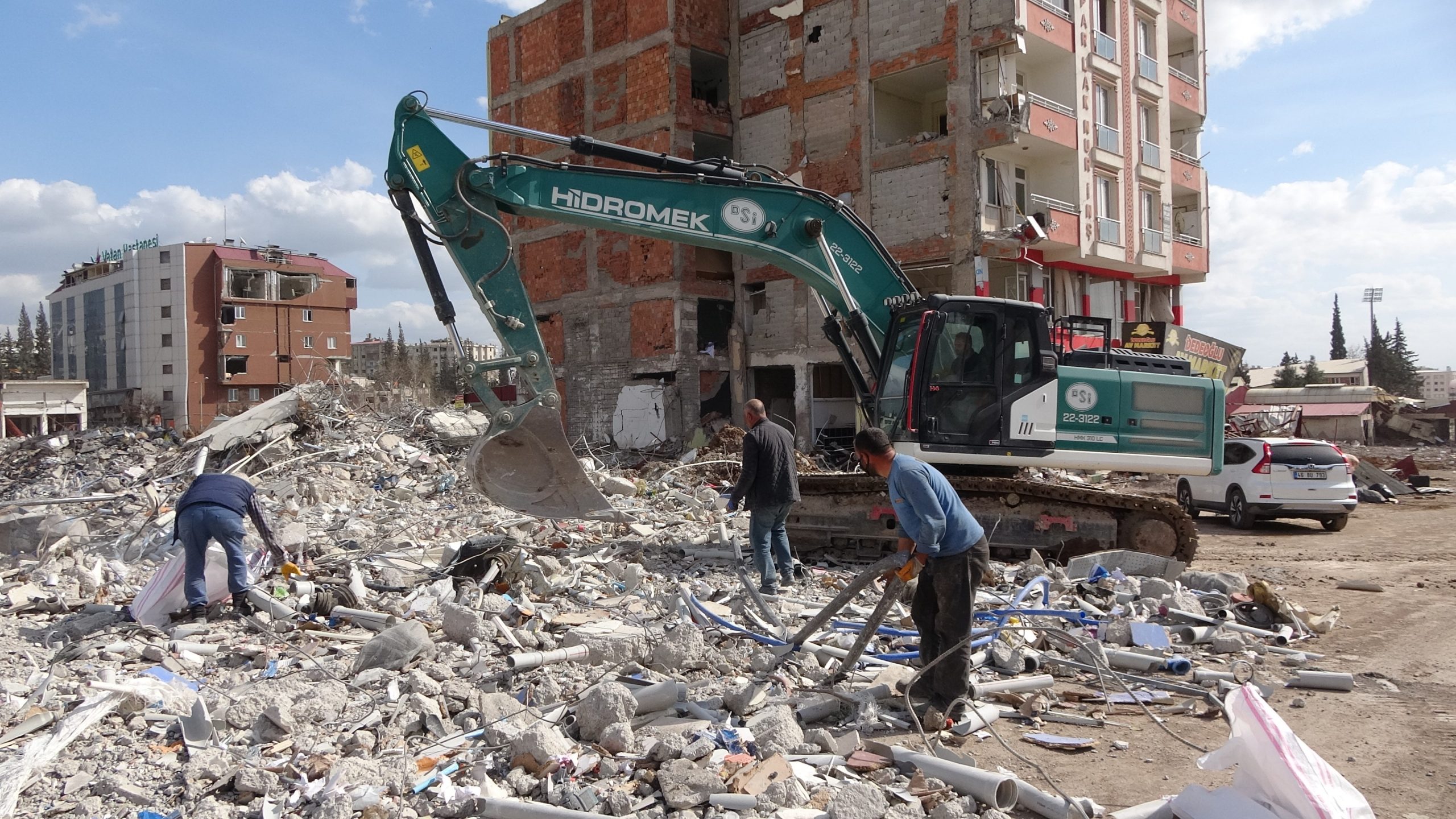 Esnaf, yıkılan iş yerlerinden malzemelerini kurtarmaya çalıştı