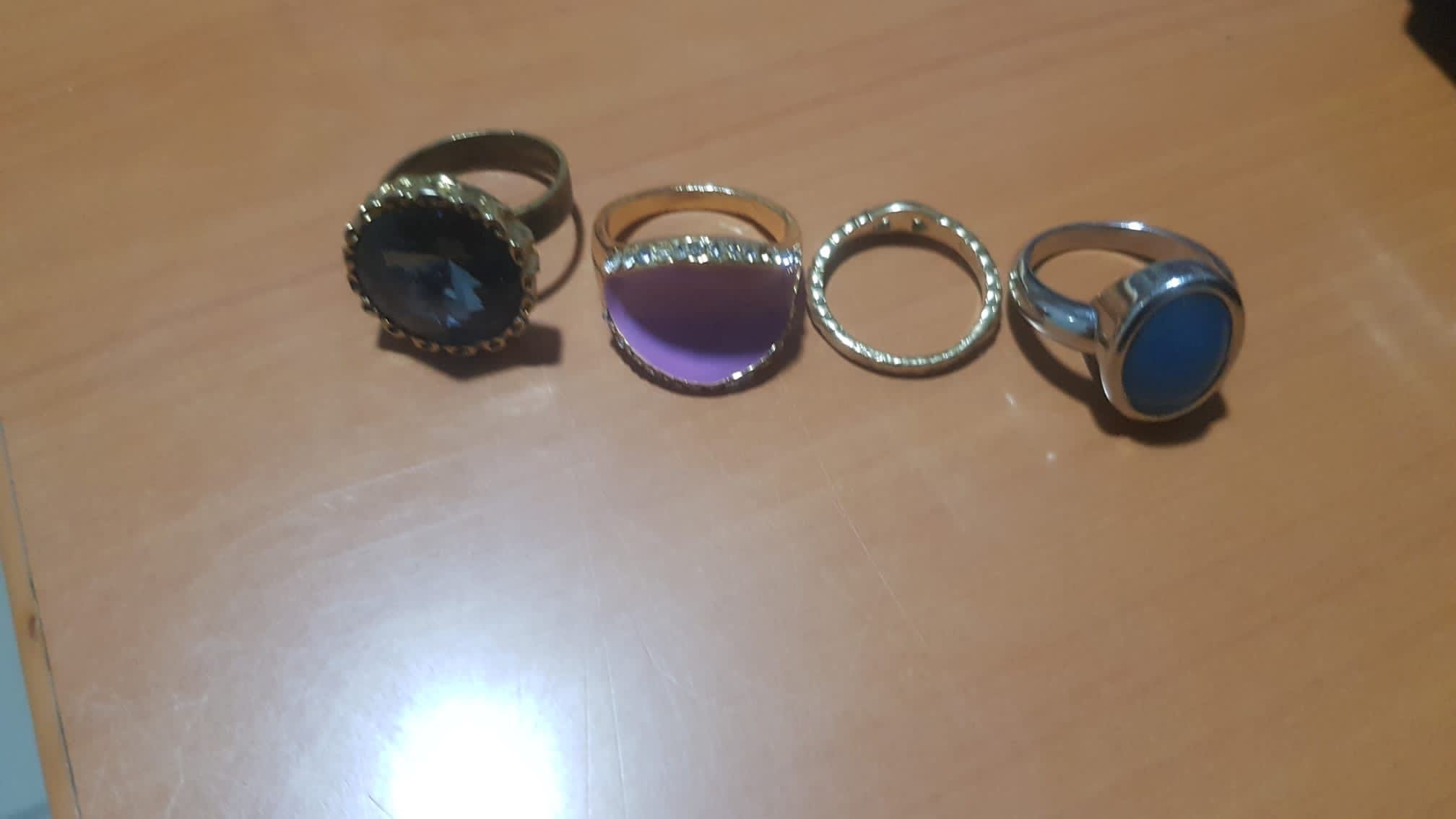 Girdiği evi soyarken polise yakalandı Edremit de çok sayıda hırsızlıktan sabıkası bulunan kadın polise yakalandı.