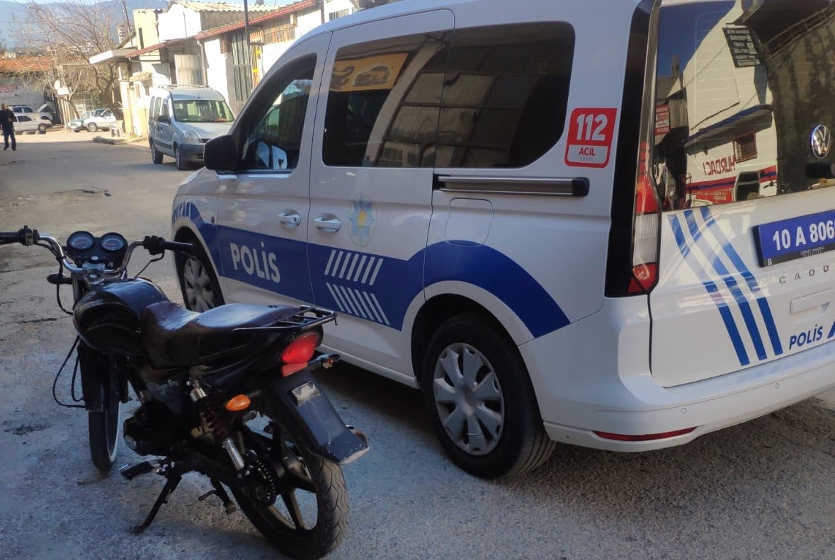 Edremit’te çaldıkları motosiklete binerken yakalandılar