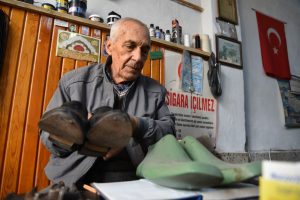 Sındırgı’da 63 yıldır kunduracılık yapan Ahmet Karagöz, zanaatını gelecek nesillere