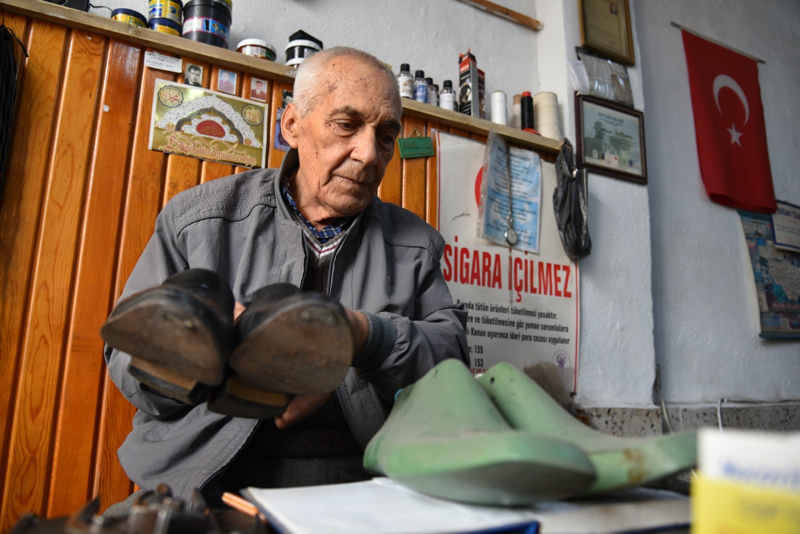 Sındırgı’da 63 yıldır kunduracılık yapan Ahmet Karagöz, zanaatını gelecek nesillere