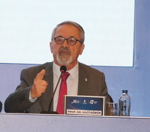 Yaşanan depremler nedeniyle Adana’da evlerine giremeyenlere seslenen Yer Bilimci Prof.