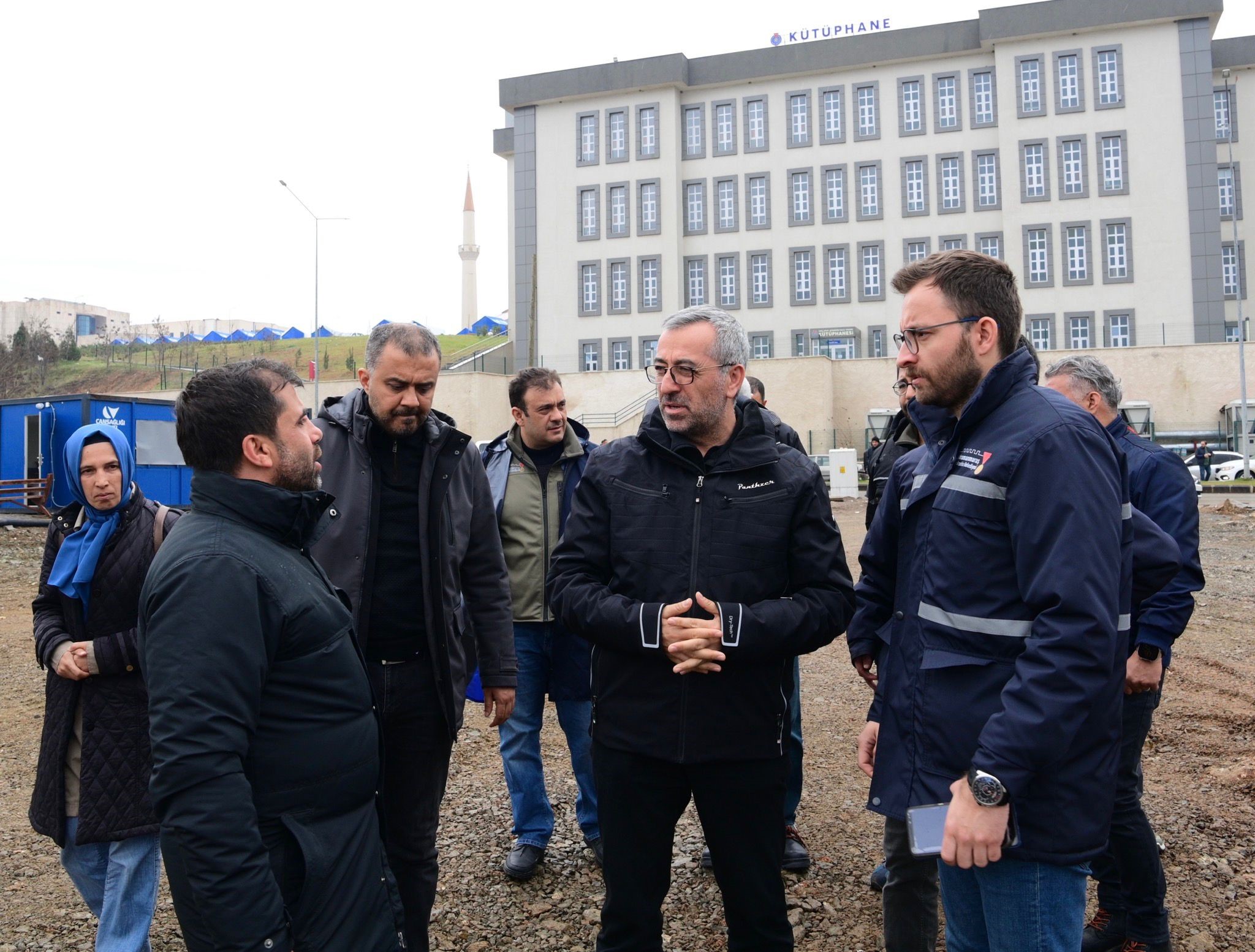 Başkan Güngör:“ Yeni geçici barınma alanları oluşturuluyor” Kahramanmaraş Büyükşehir Belediye Başkanı Hayrettin Güngör, “Depremzedelerimiz için şehrimizin farklı