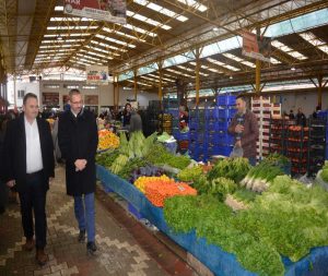 Havran’da yöresel ürünleri ile dikkatleri çeken Havran Pazar’ını Kaymakam Enver