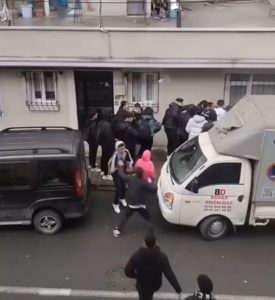 Küçükçekmece’de, okuldan çıkan iki grup lise öğrencisi henüz bilinmeyen bir