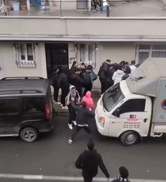 Küçükçekmece’de, okuldan çıkan iki grup lise öğrencisi henüz bilinmeyen bir