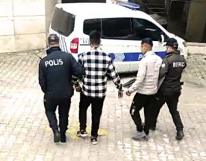 Edremit ‘te oto fareleri polisin sıkı takibi sonucu yakalandı. Edinilen