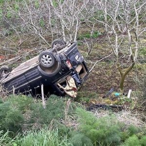 Bandırma’da bir otomobil yoldan çıkarak şarampole uçarak takla attı, kazada