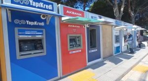 Ayvalık’ta  zihinsel engelli genç, kilit parke taşıyla banka ATM’lerini kullanılamaz