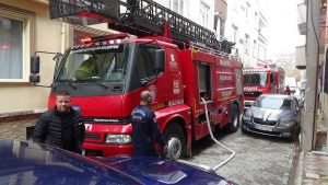 Edremit’te bir binada yangın çıktı. İtfaiye ekipleri yangına müdahale ederken,