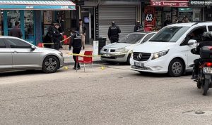 Ankara’nın Yenimahalle ilçesinde bir kişi tartıştığı kuyumcuya pompalı silahla ateş