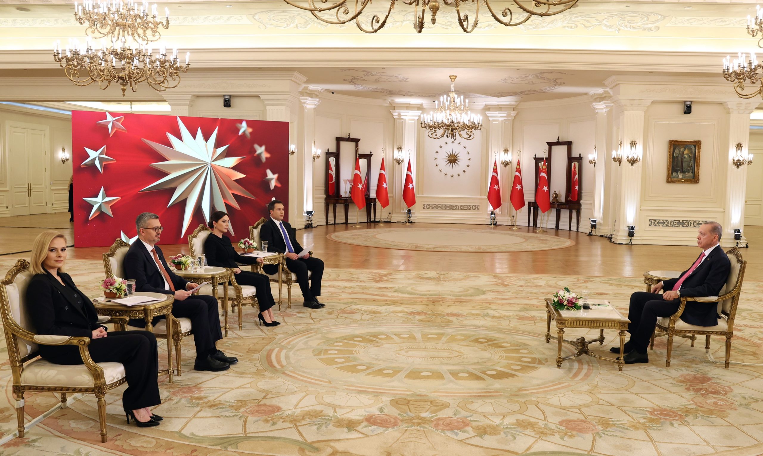 Cumhurbaşkanı Recep Tayyip Erdoğan,”Güzel bir müjde vereyim. En düşük emekli