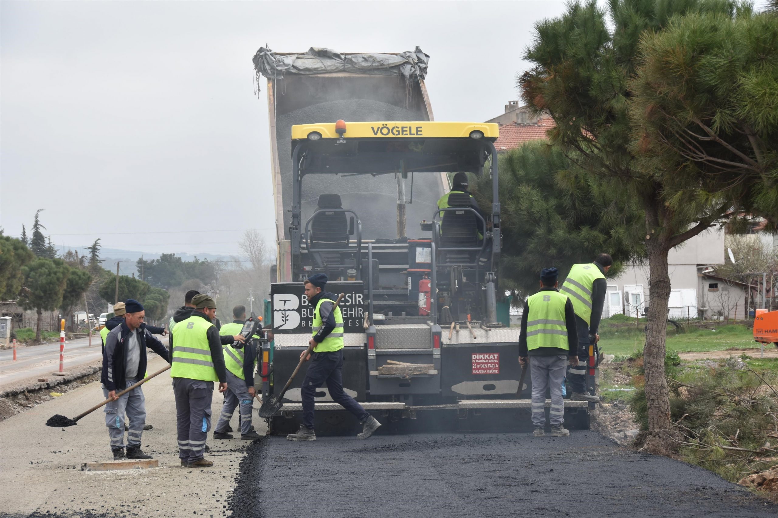 Balıkesir Büyükşehir’den Susurluk ve İvrindi’ye sıcak asfalt