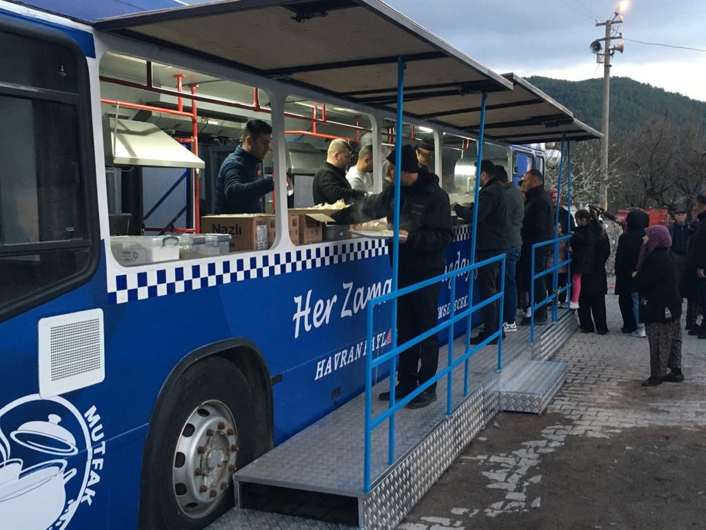 Mobil aşevi ile iftar sofrası vatandaşın ayağına gidiyor Havran Belediyesi’nin mobil aş evi Ramazan ayı boyunca kırsal ve