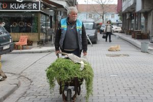 Manyas’ta emekli temizlik işçisi fahri olarak ilçeyi tertemiz yapıyor. İstanbul-Kartal