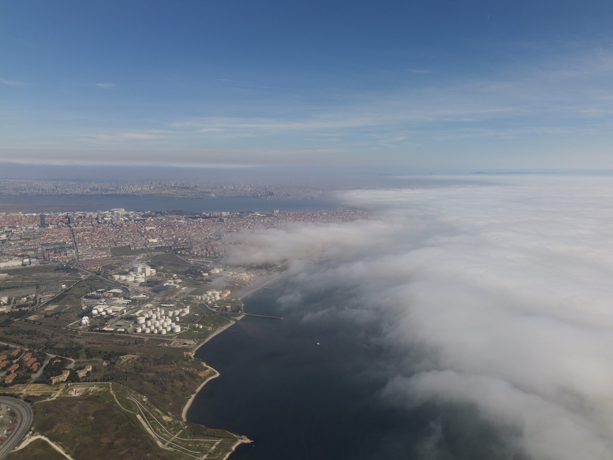 İstanbul’da bugün sabah saatlerinde etkili olan sis denizi dron ile