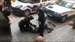 Bandırma’da bıçakla yaralanmış vaziyette bulunan bir kişi, olay yerine gelen