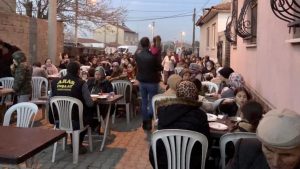 Burhaniye’de, Ramazan ayının gelmesi ile birlikte kurulan geleneksel iftar sofraları
