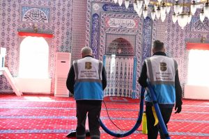 Balıkesir Büyükşehir Belediyesi, ilçe merkezlerinde bulunan camileri Ramazan Bayramı’na hazırlıyor.