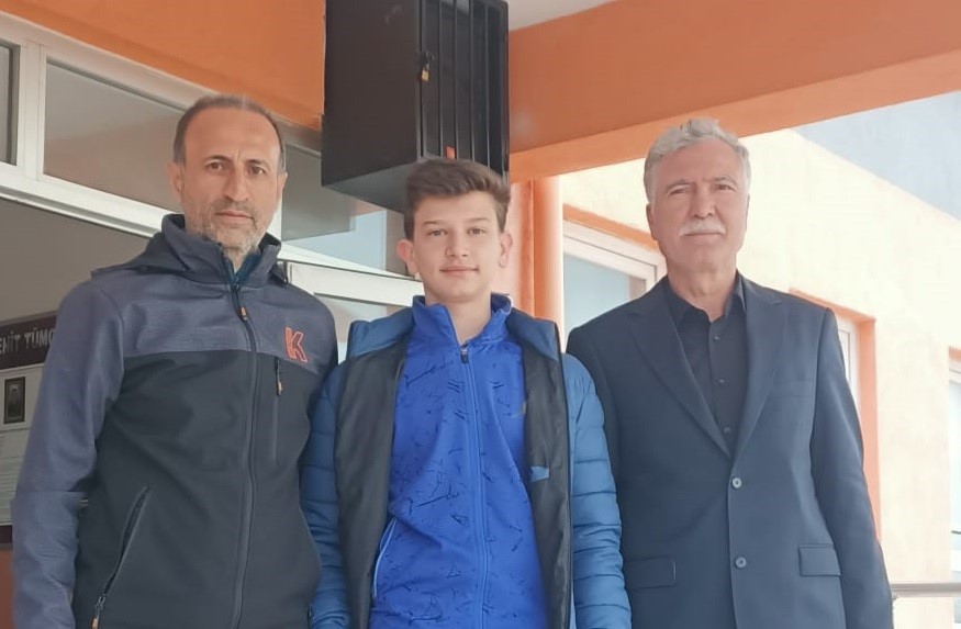 Edremit Lisesi öğrencisi başarısı ile okulun gururu oldu Edremit Şehit Öğretmen Şenay Aybüke Yalçın Anadolu Lisesi 10-B sınıfı