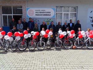Havran’da “Kütüphanesiz Okul Kalmayacak” projesi kapsamında kitap okuyan öğrenciler bisiklet