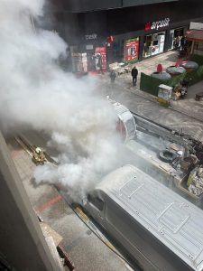 Karesi’de çıkan araç yangını vatandaşlar korku gözlerle izledi. Karesi ilçesi,