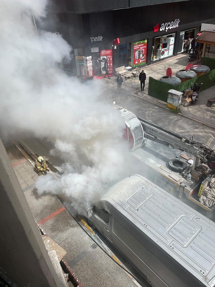 Korkutan araç yangını Karesi’de çıkan araç yangını vatandaşlar korku gözlerle izledi. Karesi ilçesi,
