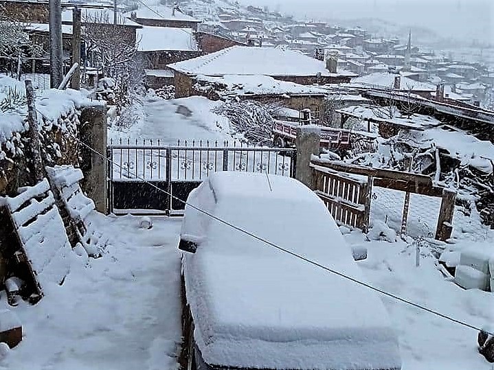 Sındırgı’da başlayan kar yağışı