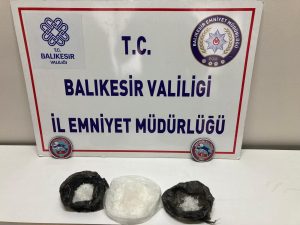 Edremit’te şüpheli paketten 137 gram uyuşturucu madde çıktı. Edinilen bilgiye