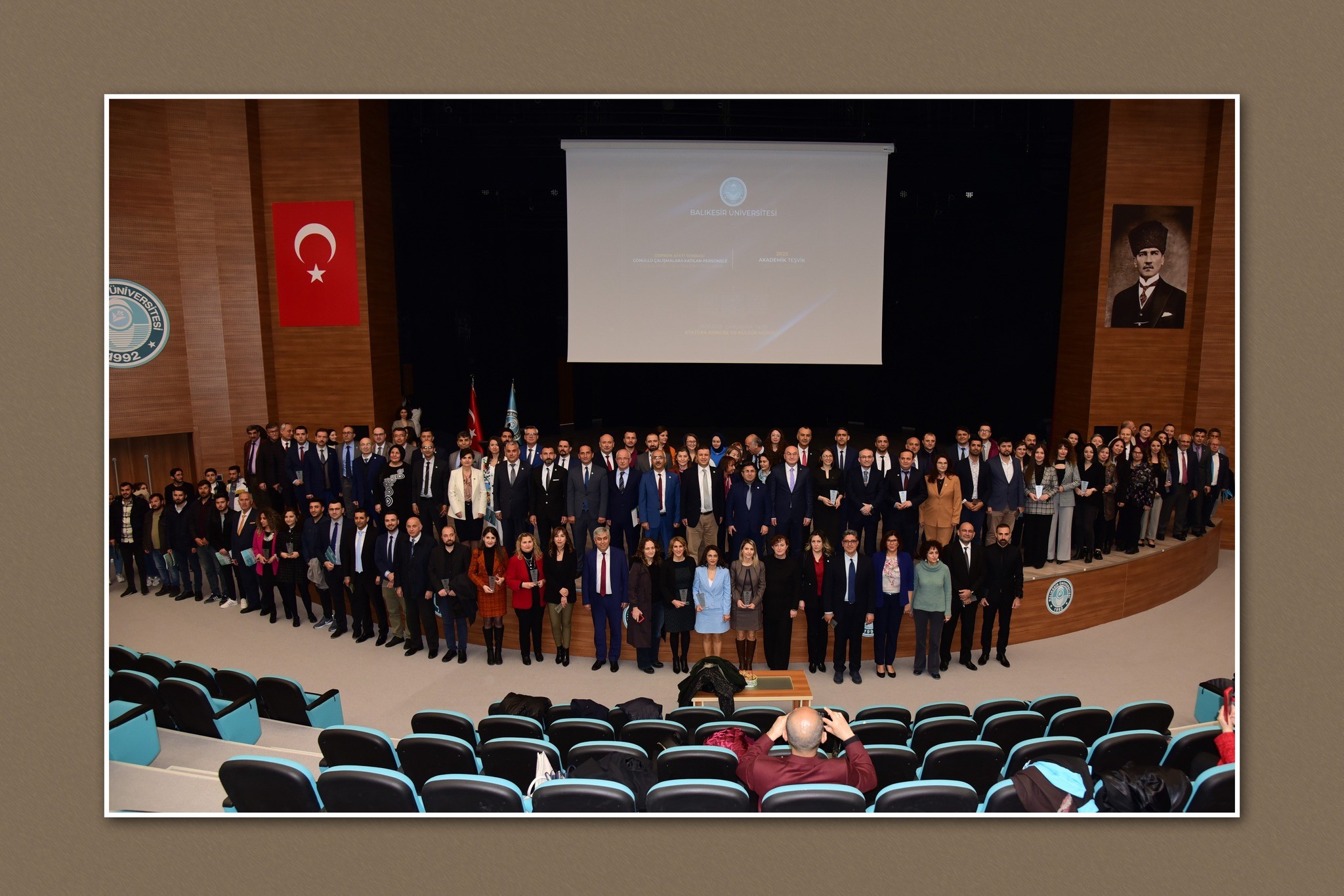 BAÜN’de deprem sonrası gönüllü çalışan personele teşekkür belgesi Balıkesir Üniversitesi (BAÜN) tarafından deprem afeti sonrası gönüllü çalışmalara katılan