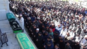 Edremit’te yol dışında park halindeki tıra arkadan çarpan panelvandaki 2