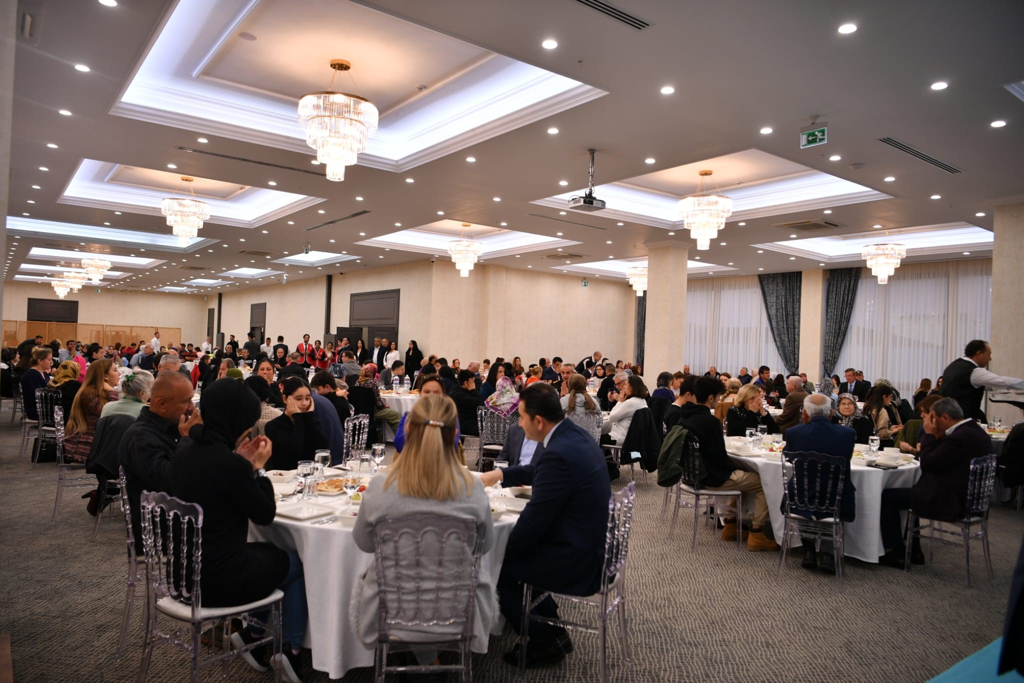 Vali Şıldak Ayvalık’ta iftar yemeğine katıldı Balıkesir Valisi Hasan Şıldak, Eşi Fatma Nur Şıldak ile birlikte