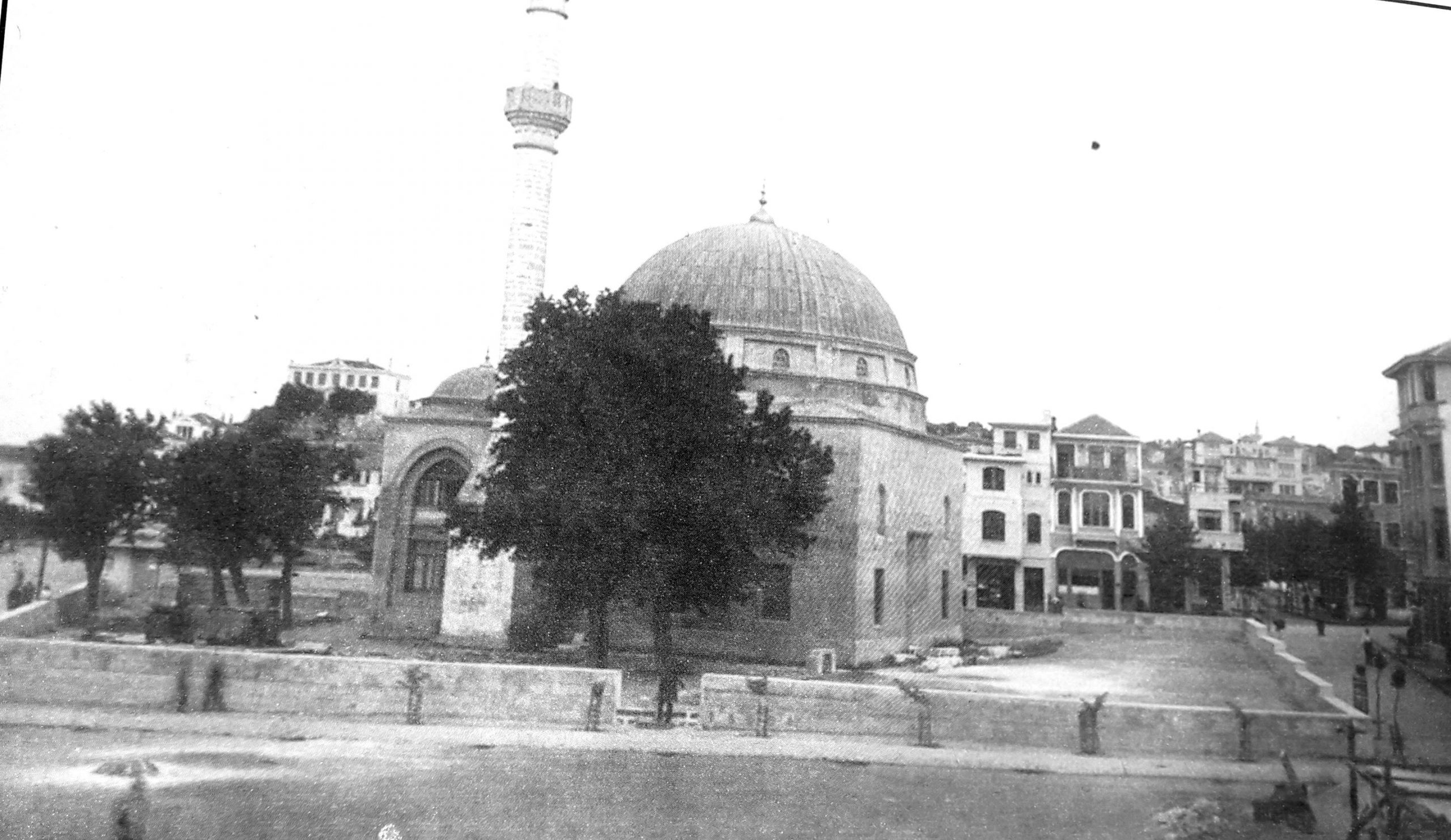 TUVALET YERİNDE KALDI CAMİ BAHÇE KAPISI KAPATILDI