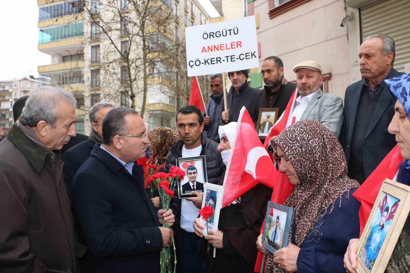 Bakan Bozdağ, Diyarbakır annelerini ziyaret etti: “Çocukların hakkını kim arıyorsa biz onlarla beraberiz”