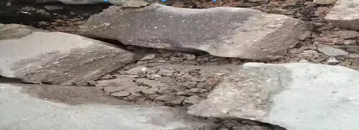 Bandırma Hacı Keşfettin Caddesi üzerinde yol çökmeye başladı…