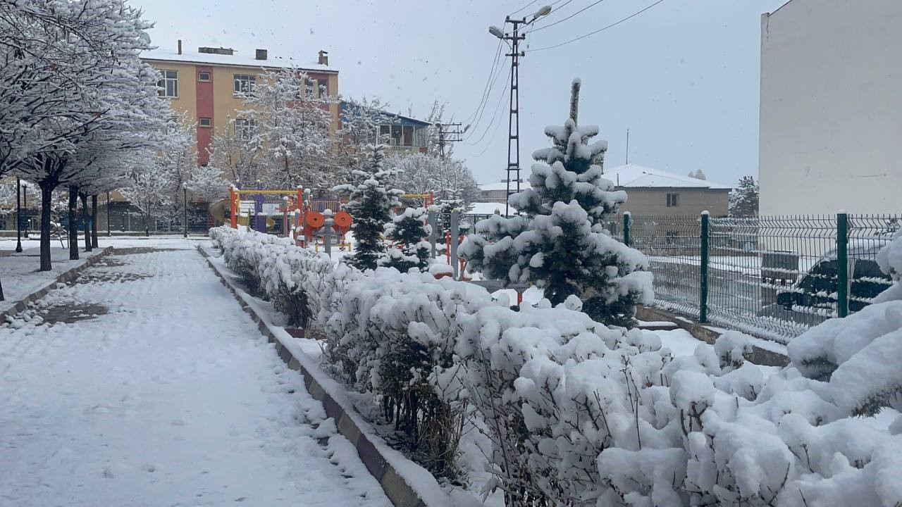Muradiye’de sabah güneş, öğlenden sonra kar