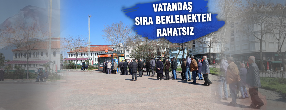Bandırmalı vatandaşlar iftarda ucuza pide yemek için Fırıntaş Büfesi’nde kuyruk