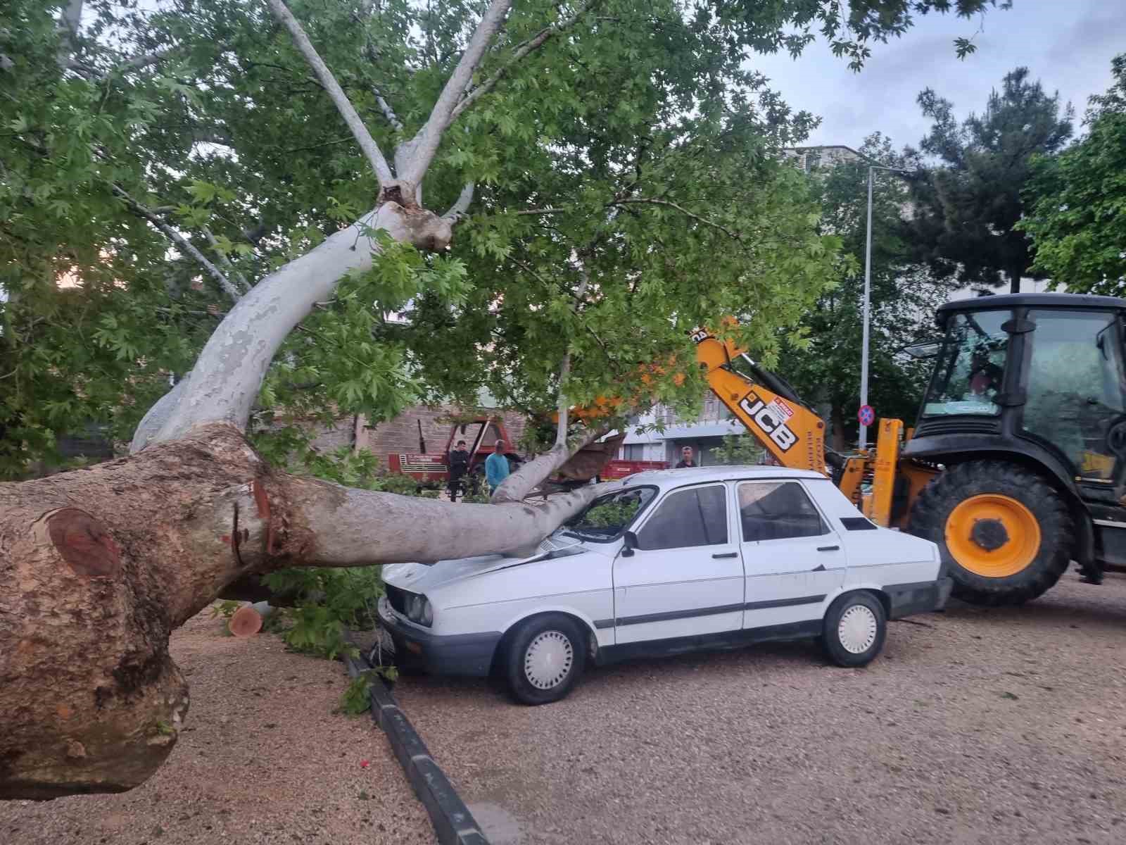 ADANA’NIN KOZAN İLÇESİNDE ETKİLİ OLAN ŞİDDETLİ SAĞANAK VE DOLU YAĞIŞI