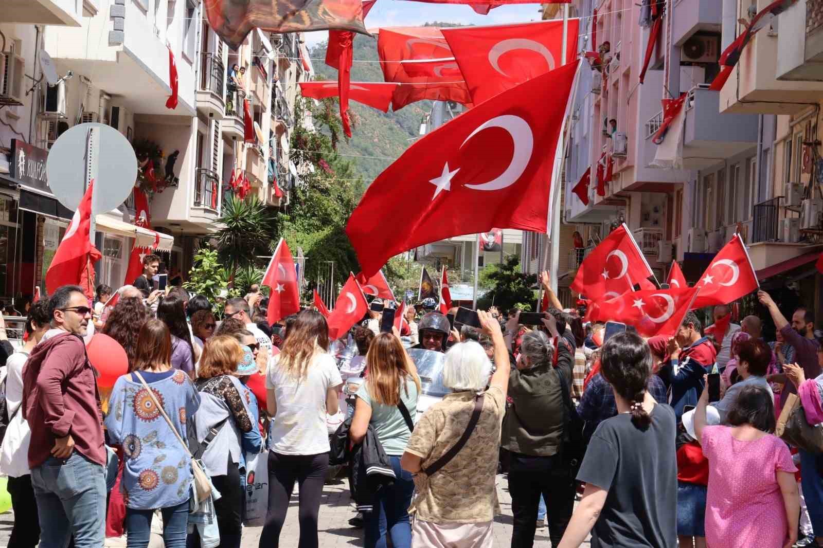 10 YILDIR BU SOKAKTA ÇOCUK ŞÖLENİ KUTLANIYOR