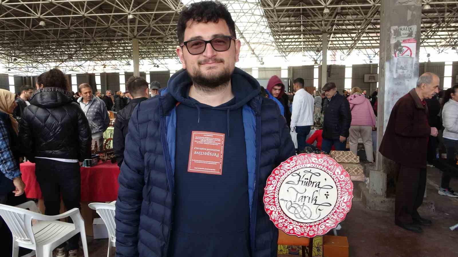 13 YILDIR KALİGRAFİ SANATINI İCRA EDİYOR