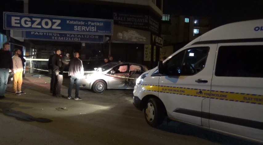ZMİR'İN BUCA İLÇESİNDE 15 YAŞINDAKİ EHLİYETSİZ SÜRÜCÜ YAYALARA DALDI. MEYDANA
