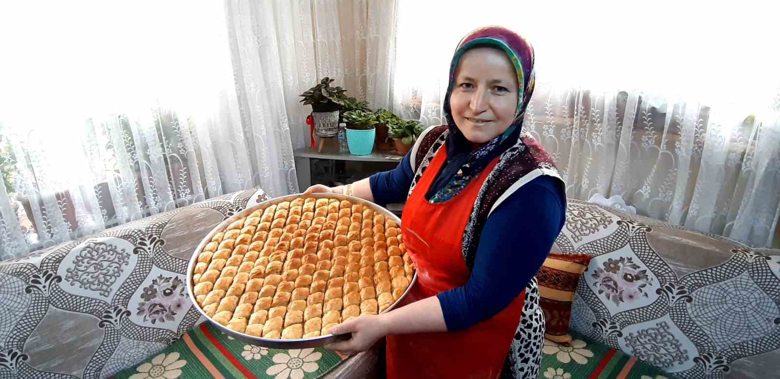 BOLU'NUN MUDURNU İLÇESİNDE 15 YILDIR BAKLAVA VE BÖREKLER YAPARAK AİLE