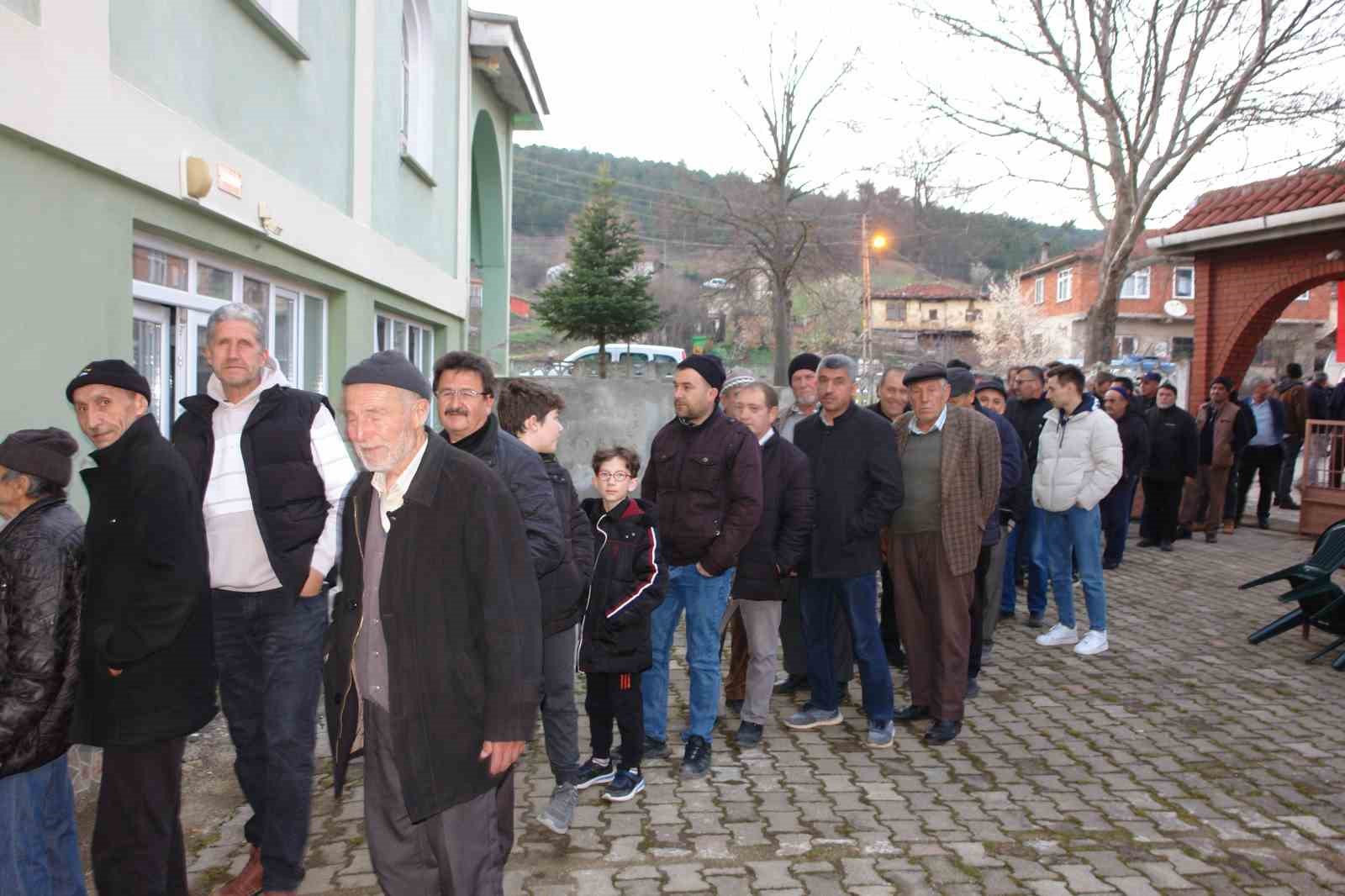 16 YILDIR KÖY MEYDANINDA AYNI SOFRADA ORUÇ AÇIYORLAR