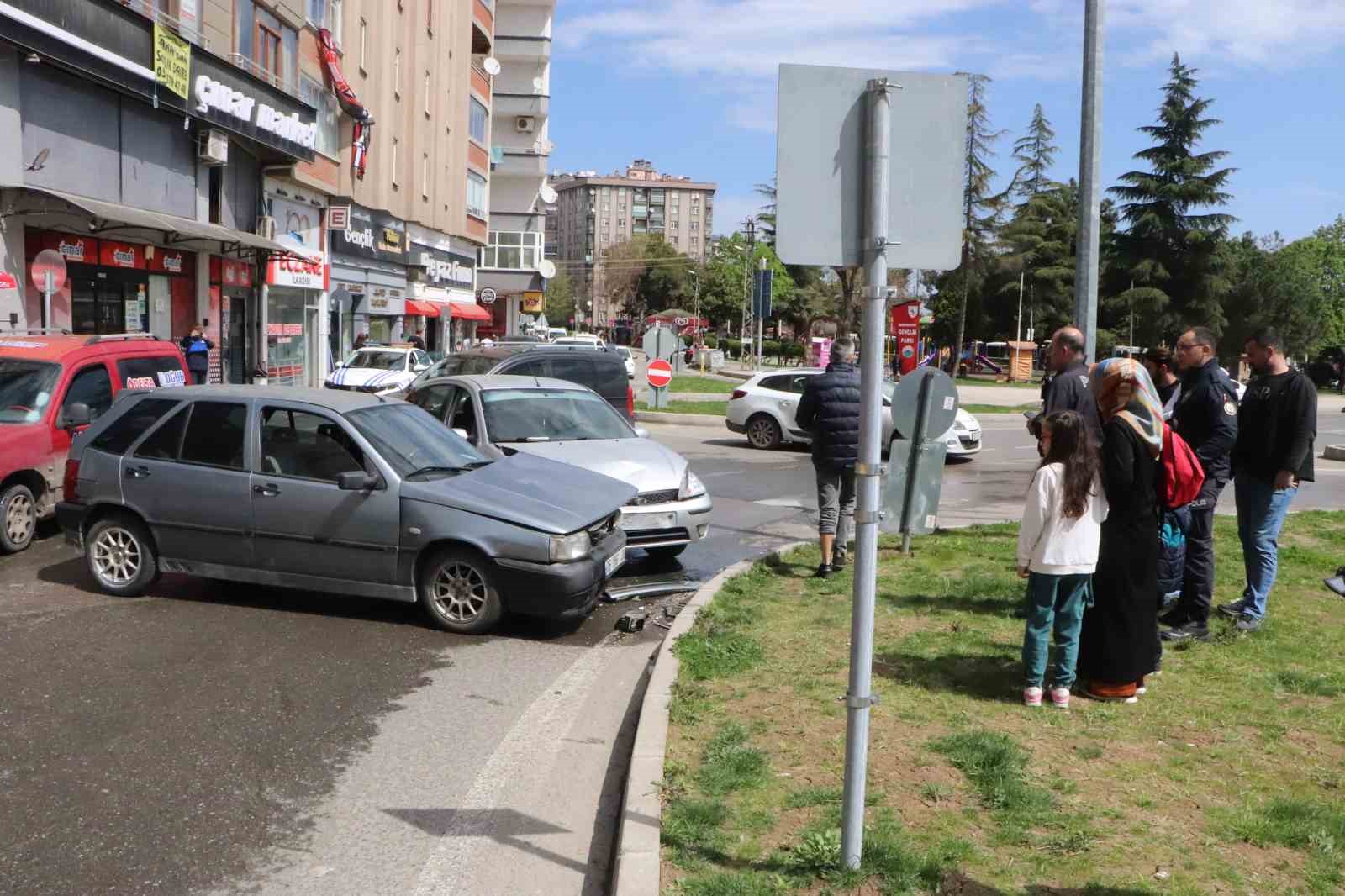 SAMSUN'DA KAVŞAĞA KONTROLSÜZ GİREN 2 OTOMOBİLİN ÇARPIŞMASI SONUCUNDA 1 KİŞİ